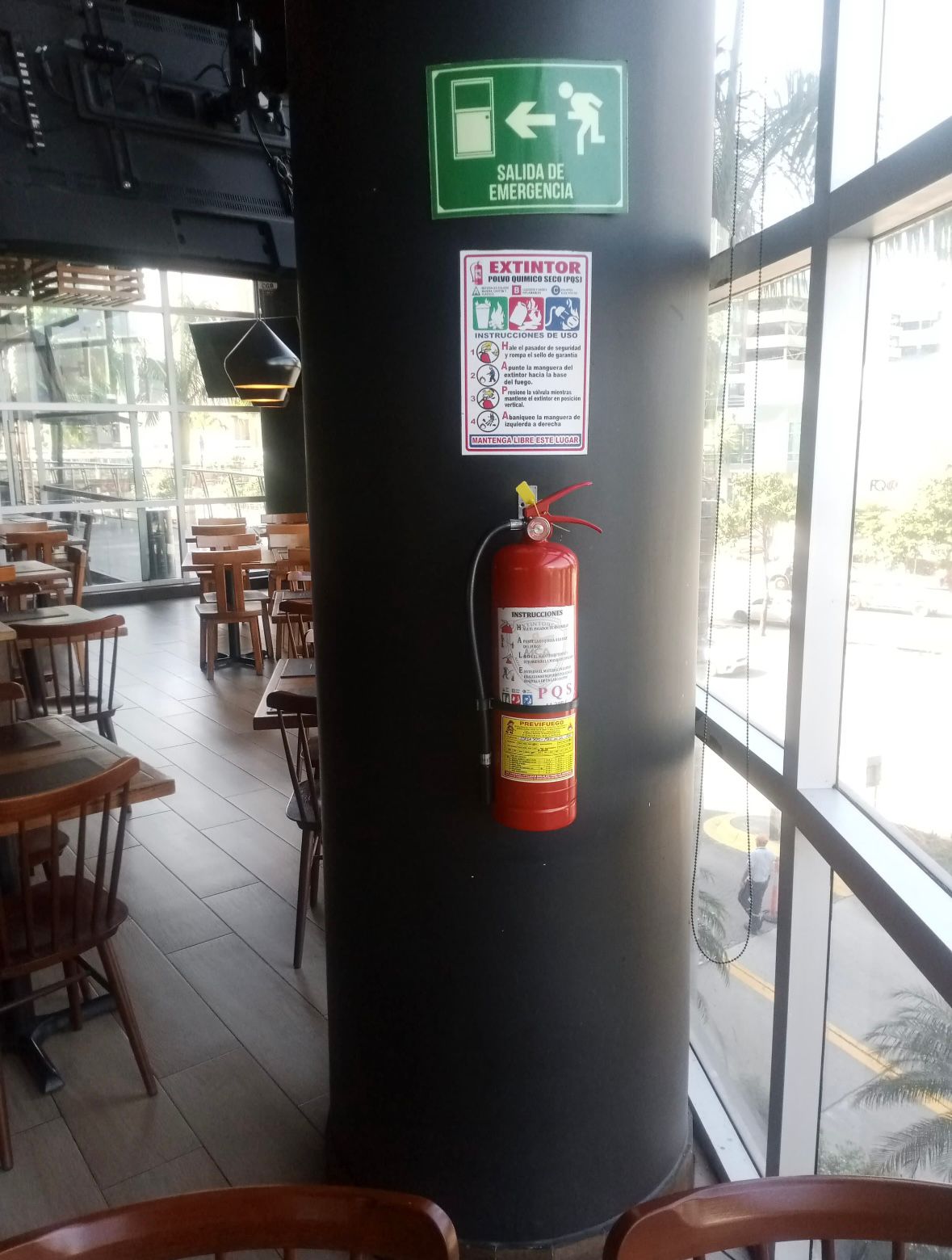 Extintor PQS en restaurante con señalética